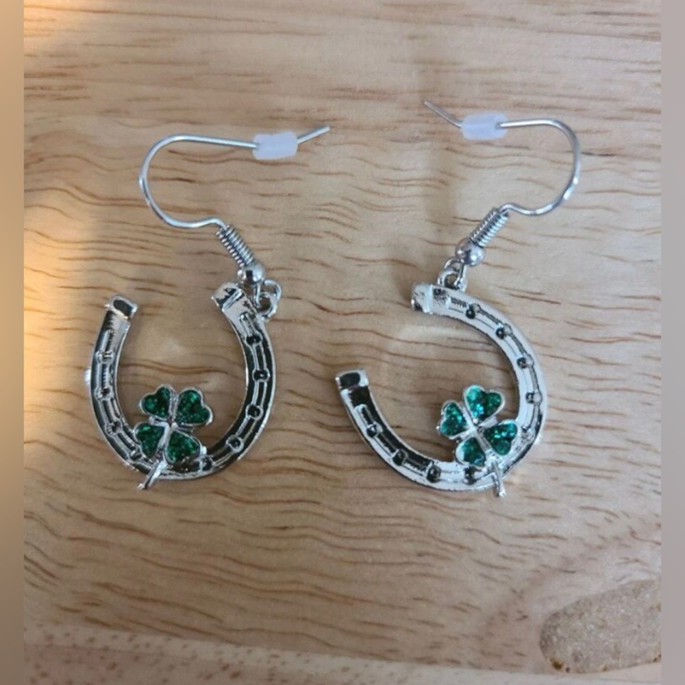 🍀 Lucky Horseshoe Earrings NWT - Picture 5 of 9
